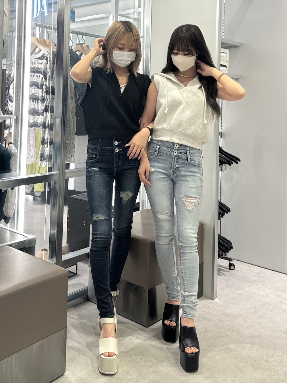 ブラック系のTシャツ/カットソー、ブルー系のデニムパンツ、ホワイト系のサンダルを着用したレディースの夏コーディネートの4枚目の写真