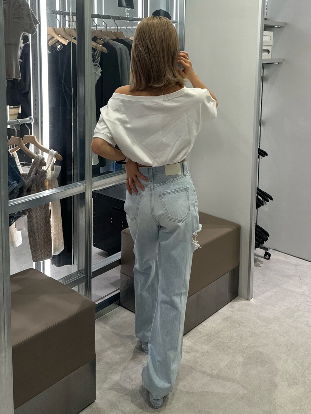 ホワイト系のTシャツ/カットソー、ブルー系のデニムパンツ、ブラック系のパンプスを着用したレディースの春コーディネートの2枚目の写真