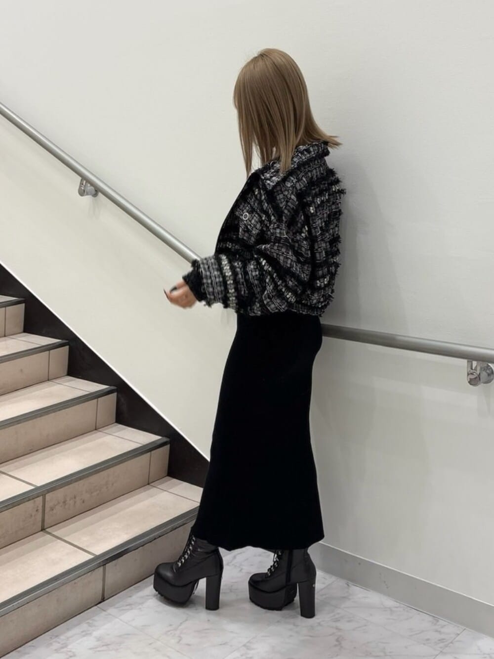 ブラック系のブーツ、ブラック系のその他アウター、ブラック系のワンピースを着用したレディースの春コーディネートの3枚目の写真