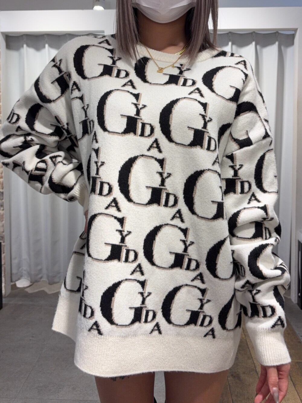 ブラック系のブーツ、ホワイト系のニット/セーターを着用したレディースの冬コーディネートの4枚目の写真