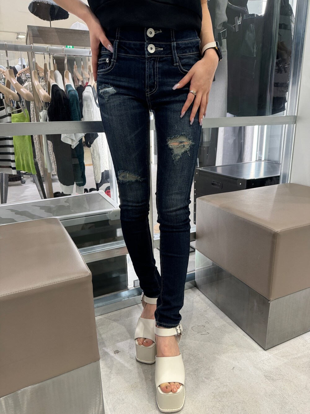 ブラック系のTシャツ/カットソー、ブルー系のデニムパンツ、ホワイト系のサンダルを着用したレディースの夏コーディネートの5枚目の写真