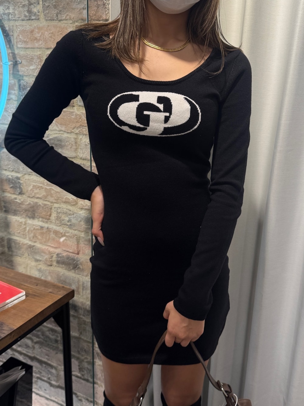 ブラック系のワンピース、ブラック系のブーツを着用したレディースの夏コーディネートの4枚目の写真