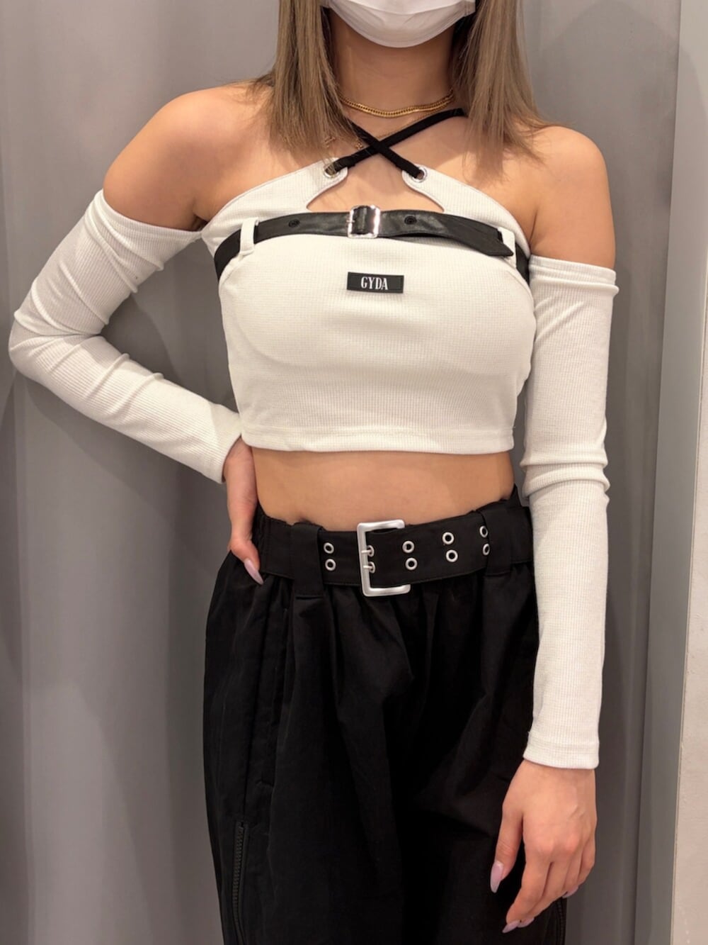 ブラック系のブーツ、ホワイト系のTシャツ/カットソー、ブラック系のその他パンツを着用したレディースの春コーディネートの4枚目の写真