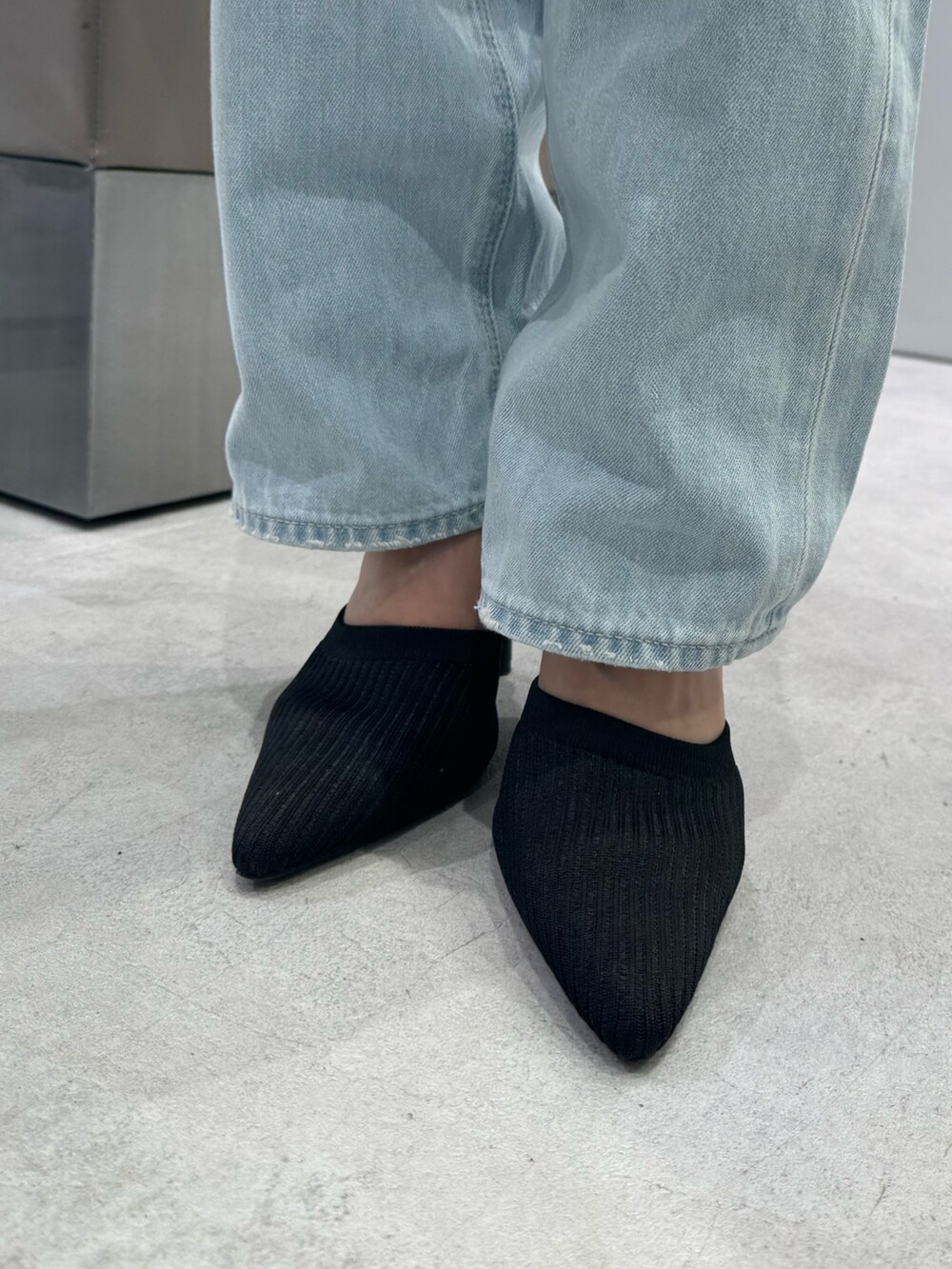 ホワイト系のTシャツ/カットソー、ブルー系のデニムパンツ、ブラック系のパンプスを着用したレディースの春コーディネートの5枚目の写真