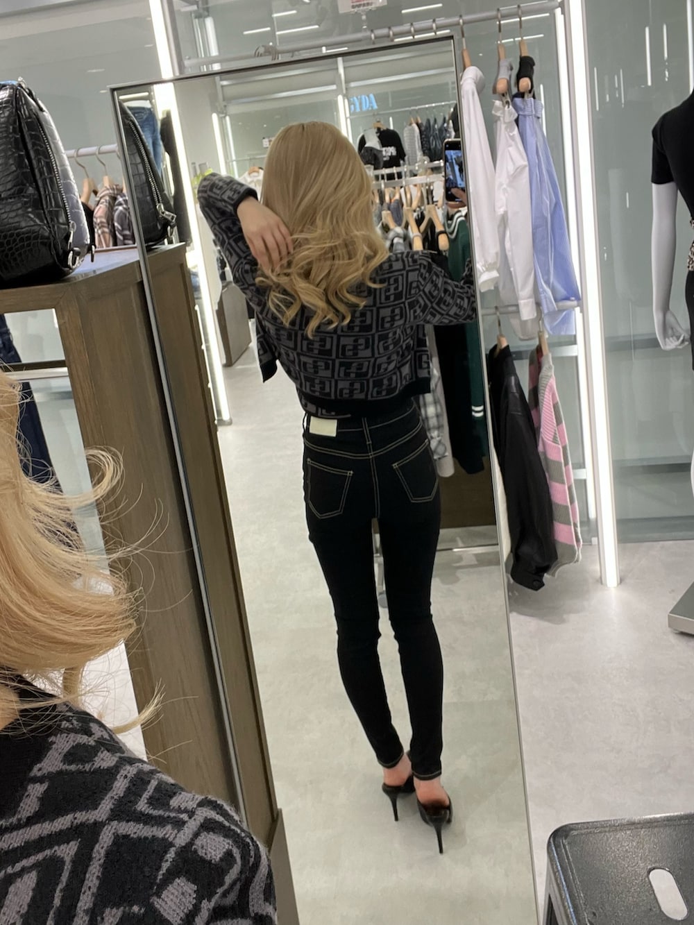 ブラック系のカーディガン/ボレロ、ブラック系のニット/セーター、ブラック系のデニムパンツを着用したレディースの春コーディネートの3枚目の写真