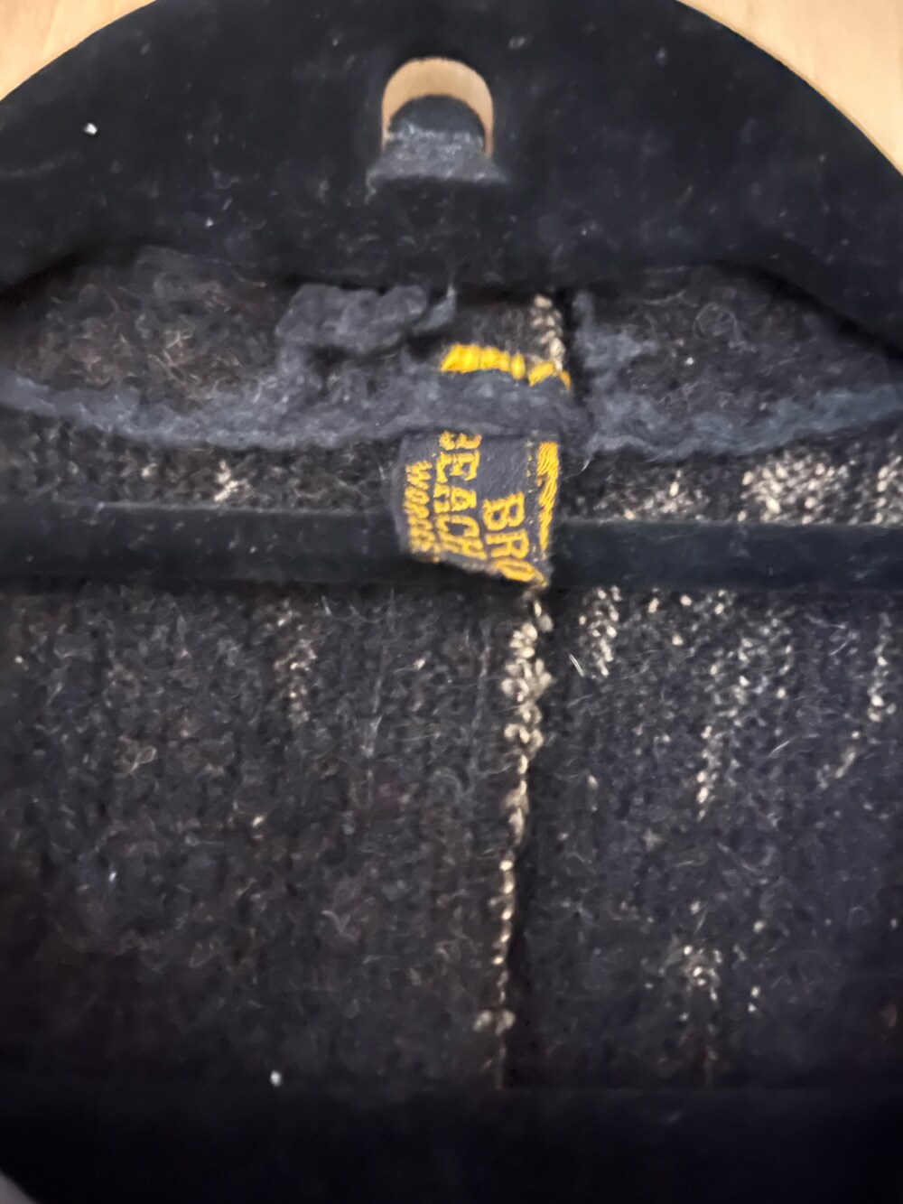 ブラック系のその他アウターを着用したメンズの秋コーディネートの4枚目の写真