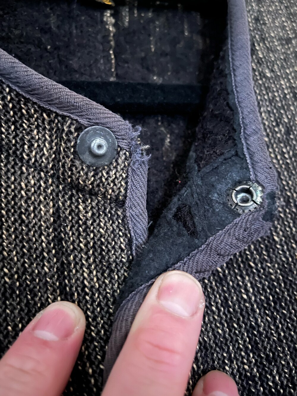 ブラック系のその他アウターを着用したメンズの秋コーディネートの3枚目の写真