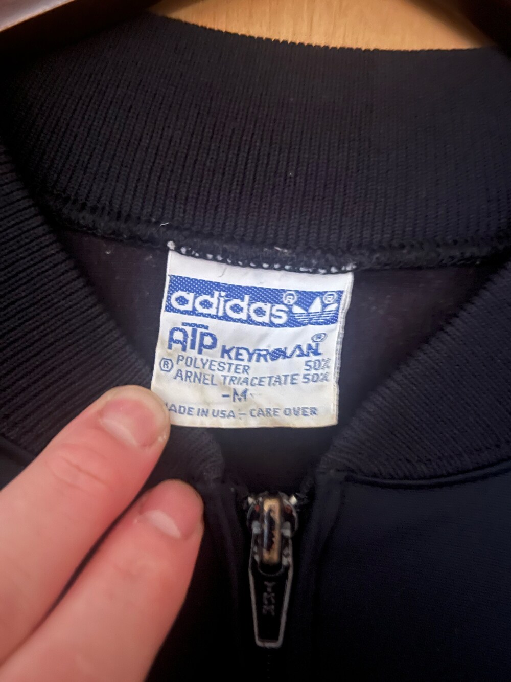 ブラック系のその他アウターを着用したメンズの秋コーディネートの2枚目の写真