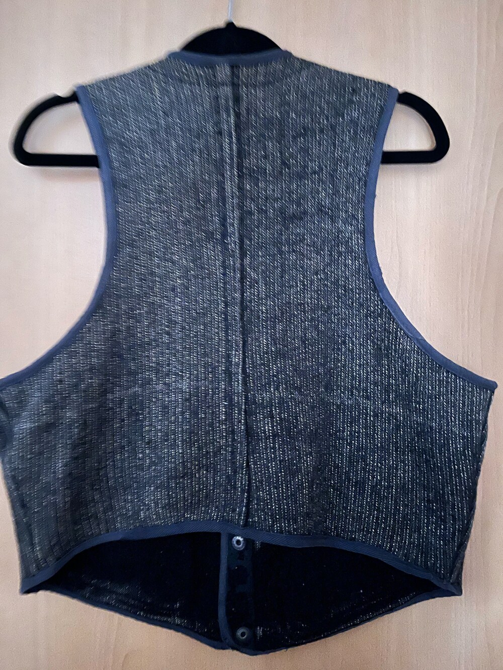 ブラック系のその他アウターを着用したメンズの秋コーディネートの2枚目の写真