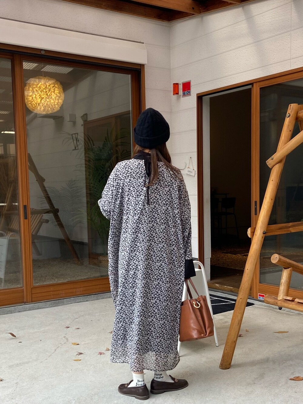 ブラック系のワンピース、ブラック系のニットキャップ/ビーニーを着用したレディースの冬コーディネートの2枚目の写真