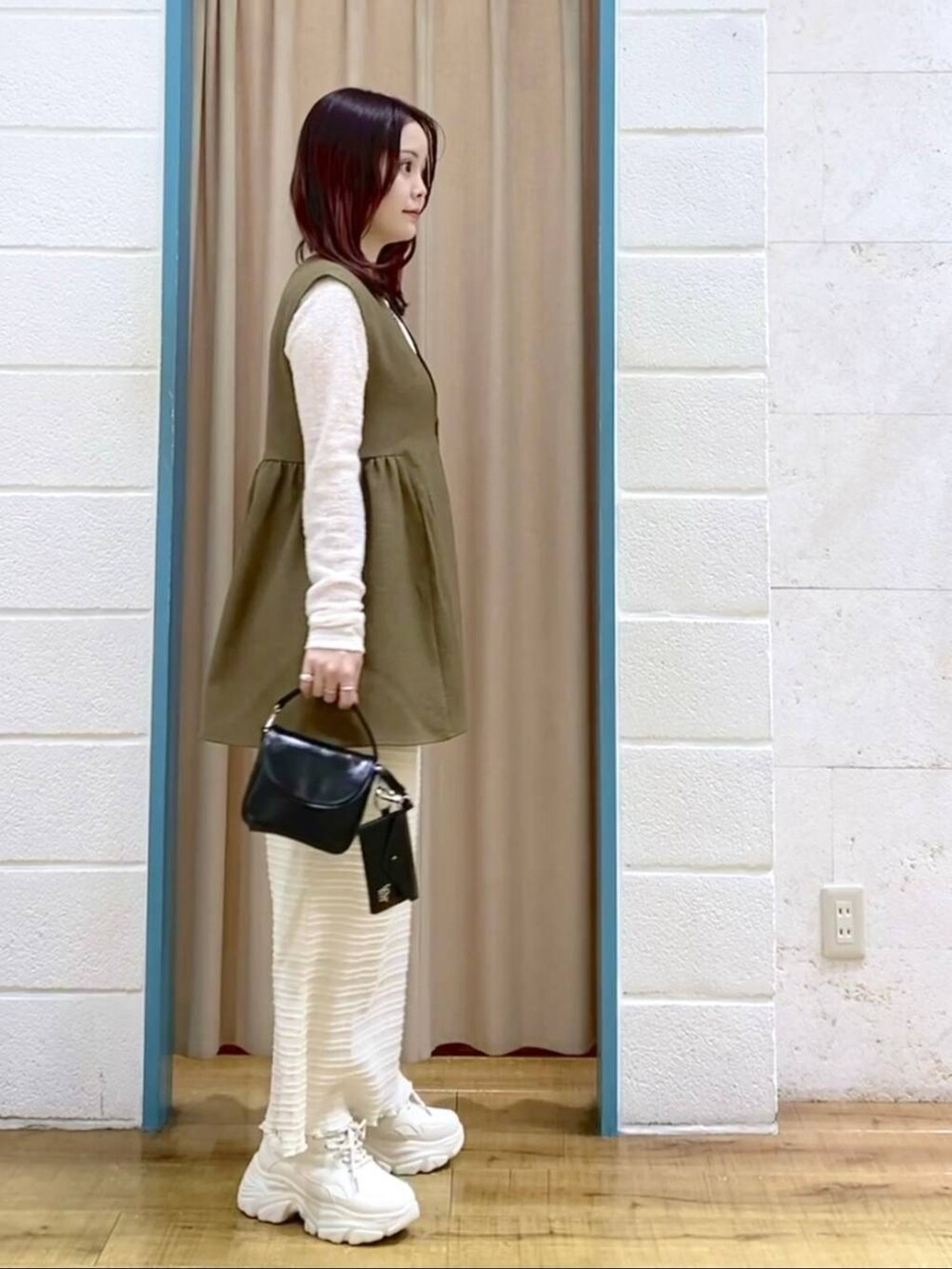 「低身長、着痩せ・細見え、カジュアル」|「LOWRYS FARMの2SETショルダーBAG 284413(ショルダーバッグ、ブラック系)」を使った、りみさん(レディース・155cm)の春コーディネートの4枚目の写真