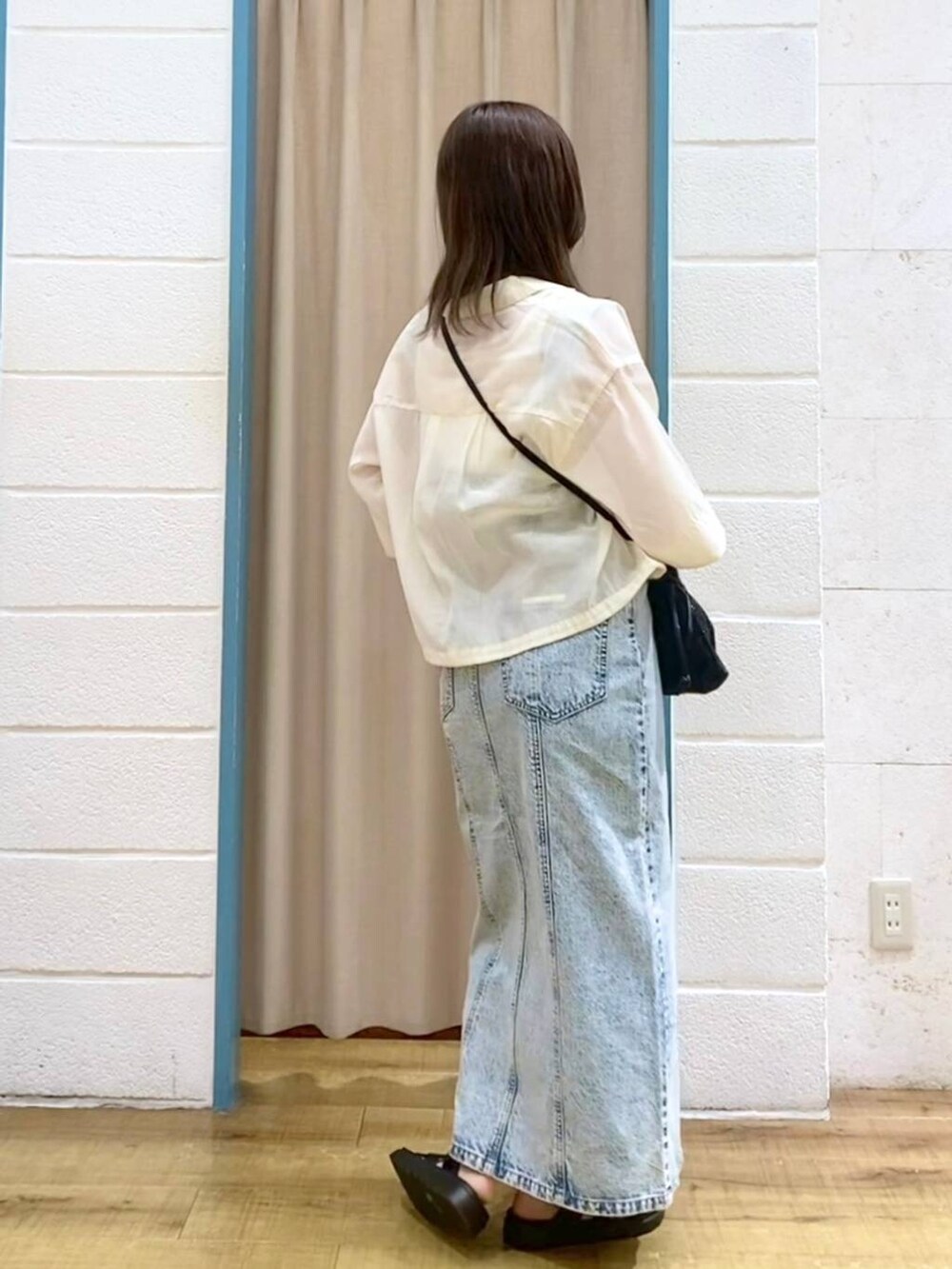ホワイト系のシャツ/ブラウス、ブラック系のスニーカー、ホワイト系のキャミソールを着用したレディースの夏コーディネートの3枚目の写真