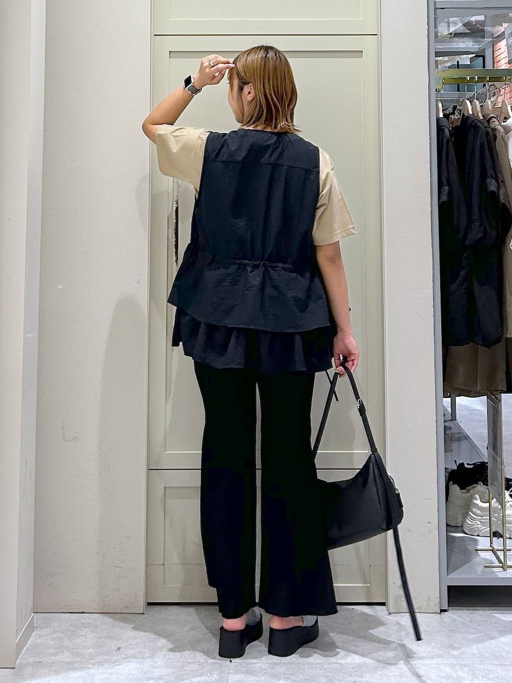 シルバー系のサンダル、その他のその他パンツ、ベージュ系のTシャツ/カットソーを着用したレディースの夏コーディネートの3枚目の写真