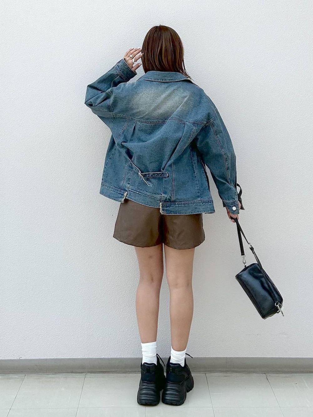 「着痩せ・細見え、高身長、女子ウケ、カジュアル、PAGEBOY、PBLIM、骨格ウェーブ_PAGEBOY、デニムジャケット、ロンT、セットアップ、ショートパンツ、レザー、スニーカー、スニーカー特集、厚底シューズ」|「PAGEBOYのプラットチャンキースニーカー(スニーカー、ブラック系)」を使った、いそまるさん(レディース・168cm)の冬コーディネートの3枚目の写真