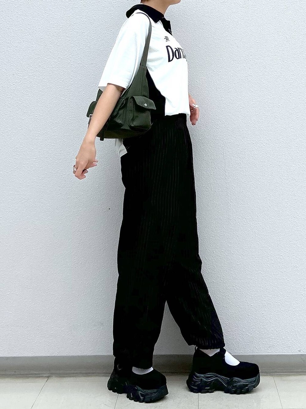 その他のその他パンツ、グリーン系のショルダーバッグ、ブラック系のスニーカーを着用したレディースの春コーディネートの5枚目の写真