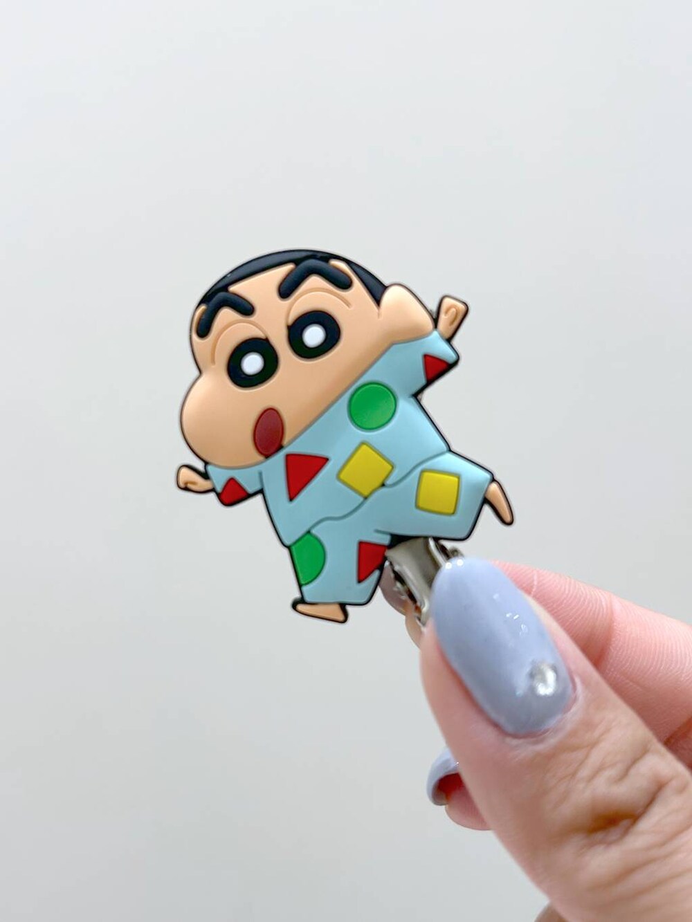 ブルー系のヘアピンを着用したレディースの夏コーディネートの6枚目の写真