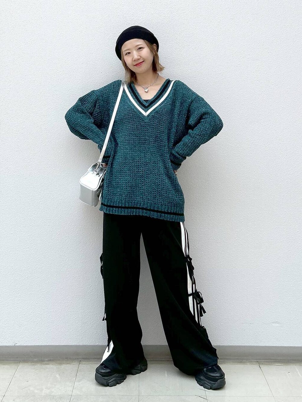 ブラック系のスニーカー、ブラック系のその他パンツ、シルバー系のショルダーバッグを着用したレディースの秋コーディネートの7枚目の写真