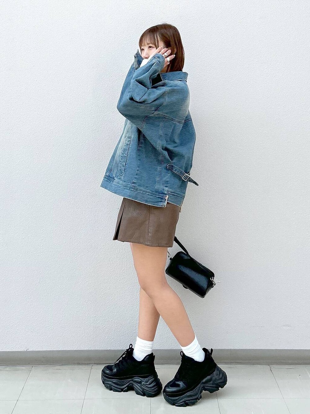 「着痩せ・細見え、高身長、女子ウケ、カジュアル、PAGEBOY、PBLIM、骨格ウェーブ_PAGEBOY、デニムジャケット、ロンT、セットアップ、ショートパンツ、レザー、スニーカー、スニーカー特集、厚底シューズ」|「PAGEBOYのプラットチャンキースニーカー(スニーカー、ブラック系)」を使った、いそまるさん(レディース・168cm)の冬コーディネートの2枚目の写真