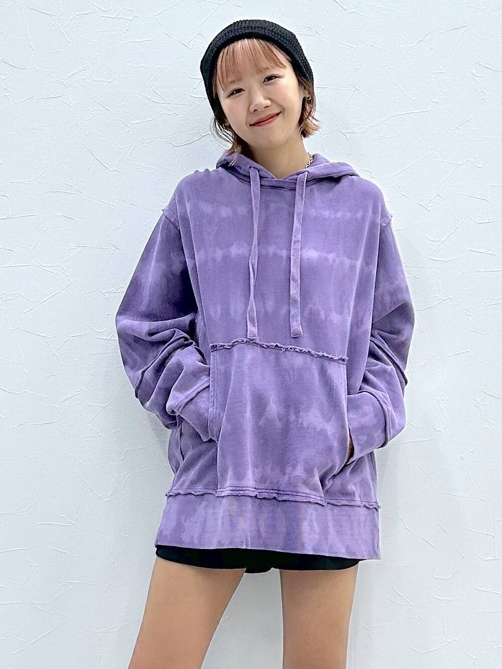 パープル系のパーカー、ブラック系のその他パンツ、ブラック系のブーツを着用したレディースの冬コーディネートの4枚目の写真