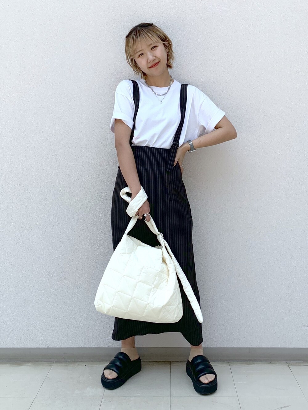 ピンク系のTシャツ/カットソー、その他のワンピースを着用したレディースの春コーディネートの6枚目の写真