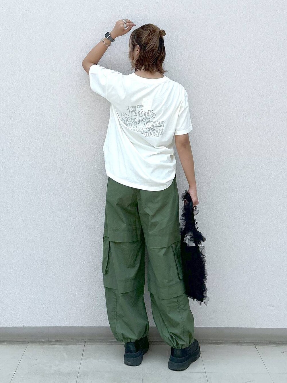 「着痩せ・細見え、高身長、女子ウケ、カジュアル、PAGEBOY、PBLIM、骨格ウェーブ_PAGEBOY、Tシャツ、パンツ、ストリート、メンズライク、ネックレス、旅行、夏コーデ、ママコーデ」｜「PAGEBOYのパラシュートパンツ（その他パンツ、グリーン系）」を使った、いそまるさん（レディース・168cm）の夏コーディネートの2枚目の写真