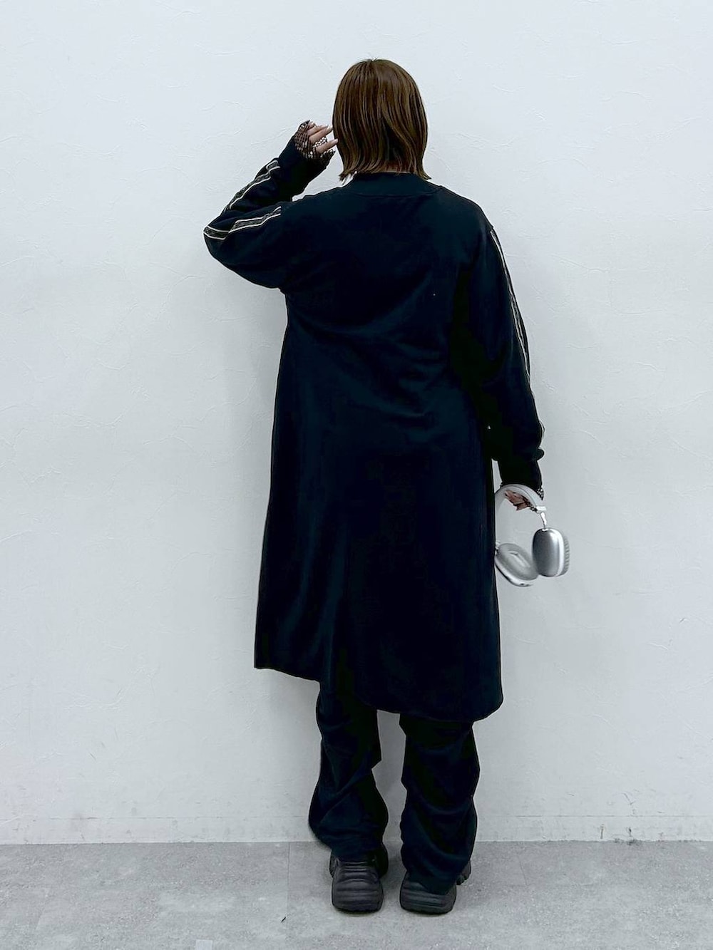 ブラック系のスニーカー、ブラック系のTシャツ/カットソー、ブラック系のTシャツ/カットソーを着用したレディースの春コーディネートの3枚目の写真