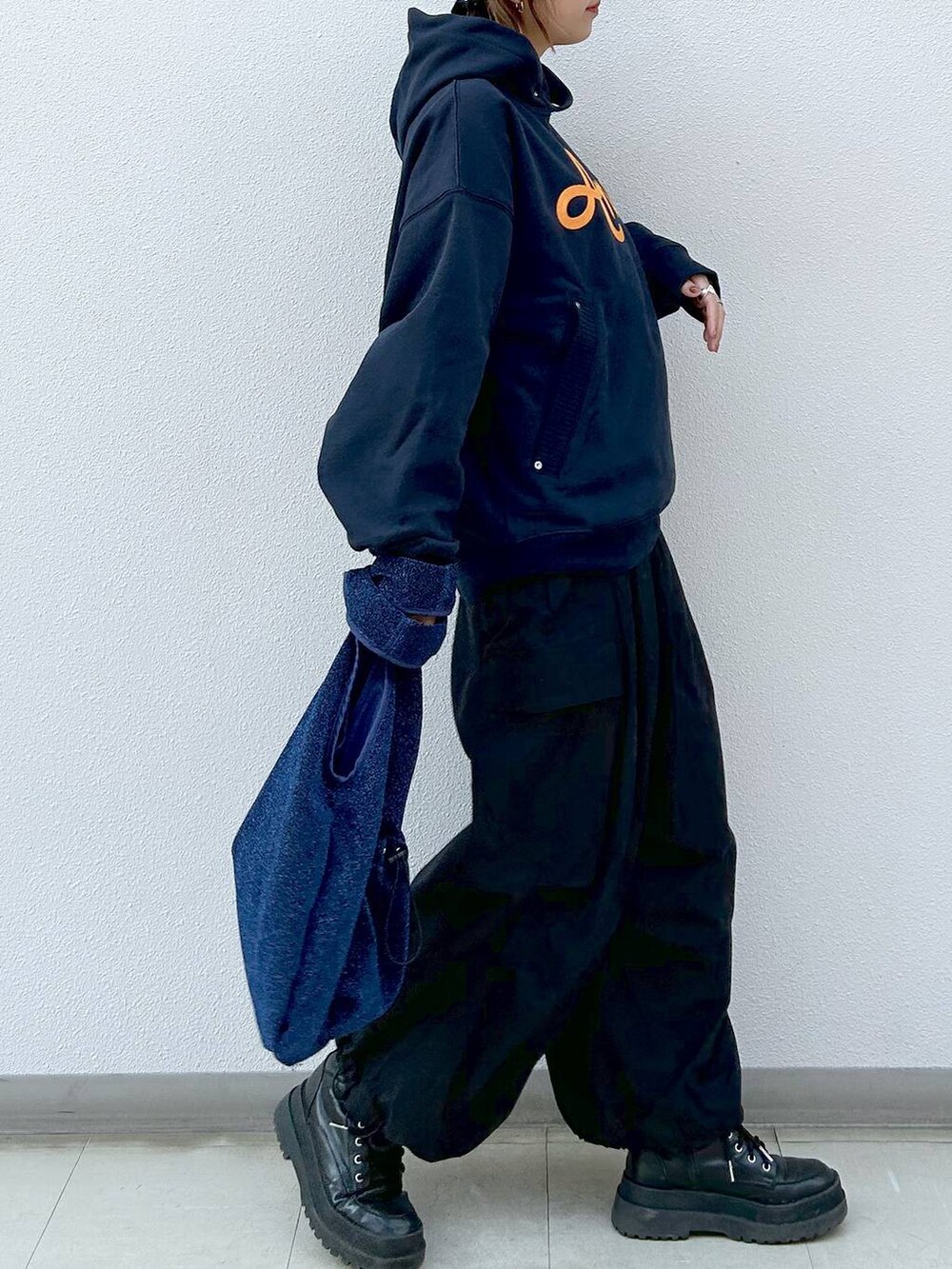 「着痩せ・細見え、高身長、女子ウケ、パーカー、カジュアル、PAGEBOY、PAGEBOYLIM、骨格ウェーブ_PAGEBOY、ストリート、メンズライク、冬コーデ、トートバッグ、セールコーデ、ドットエスティセール、ママコーデ」｜「Anuiの【UNISEX】レタリングロゴフーディ（パーカー、ブルー系）」を使った、いそまるさん（レディース・168cm）の冬コーディネートの5枚目の写真