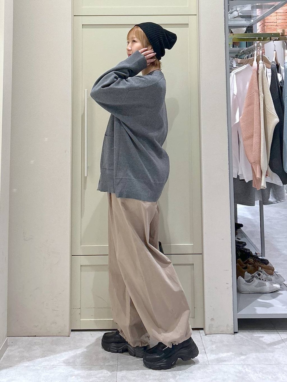 ブラック系のショルダーバッグ、ブラック系のローファー、ベージュ系のその他パンツを着用したレディースの冬コーディネートの2枚目の写真