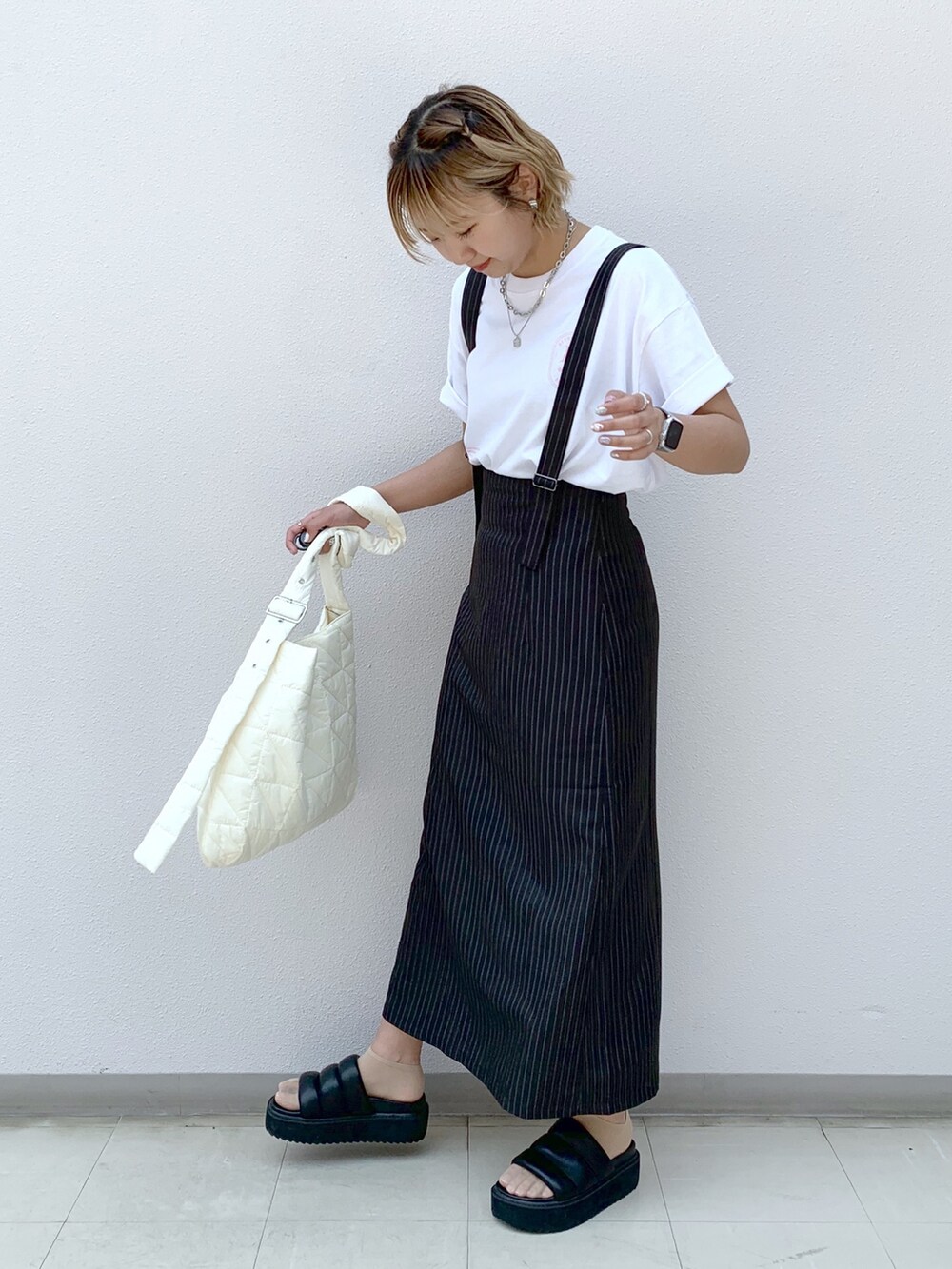 ピンク系のTシャツ/カットソー、その他のワンピースを着用したレディースの春コーディネートの2枚目の写真