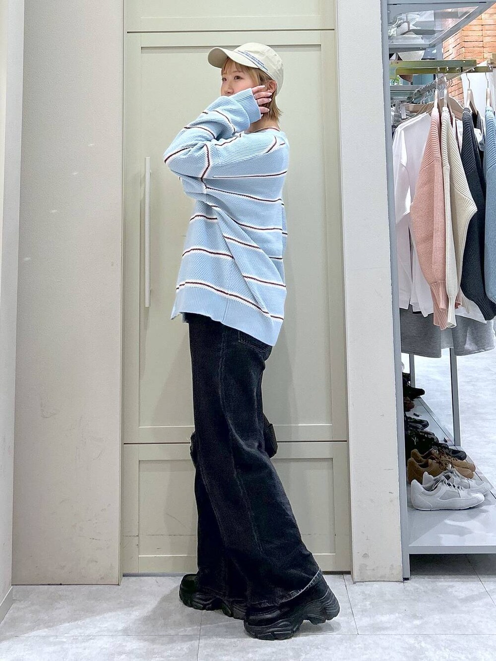 ブラック系のデニムパンツ、ブラック系のショルダーバッグ、ブラック系のローファーを着用したレディースの冬コーディネートの2枚目の写真