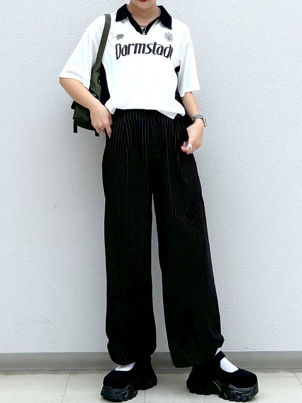 その他のその他パンツ、グリーン系のショルダーバッグ、ブラック系のスニーカーを着用したレディースの春コーディネートの4枚目の写真