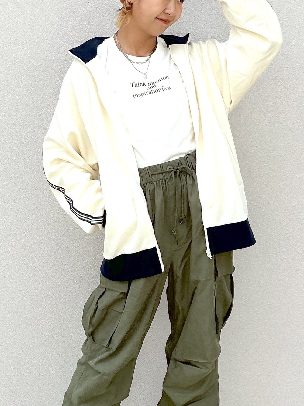 「秋服準備はじめました、ロゴT、休日コーデ、カジュアルコーデ、お洒落さんとつながりたい、メンズライク、ストリート、スニーカー、ビーニー、オーバーサイズ、ワークパンツ、トラックジャケット、ジャージ、高身長女子、ママコーデ」｜「PBLIMのPAGEBOYLIM/トラックジャケット（セットアップ、ホワイト系）」を使った、いそまるさん（レディース・168cm）の秋コーディネートの4枚目の写真