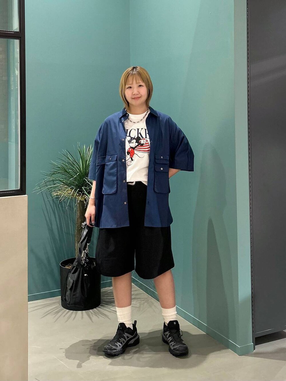 ブルー系のシャツ/ブラウス、ブラック系のショルダーバッグ、ブラック系のその他パンツを着用したレディースの夏コーディネートの7枚目の写真