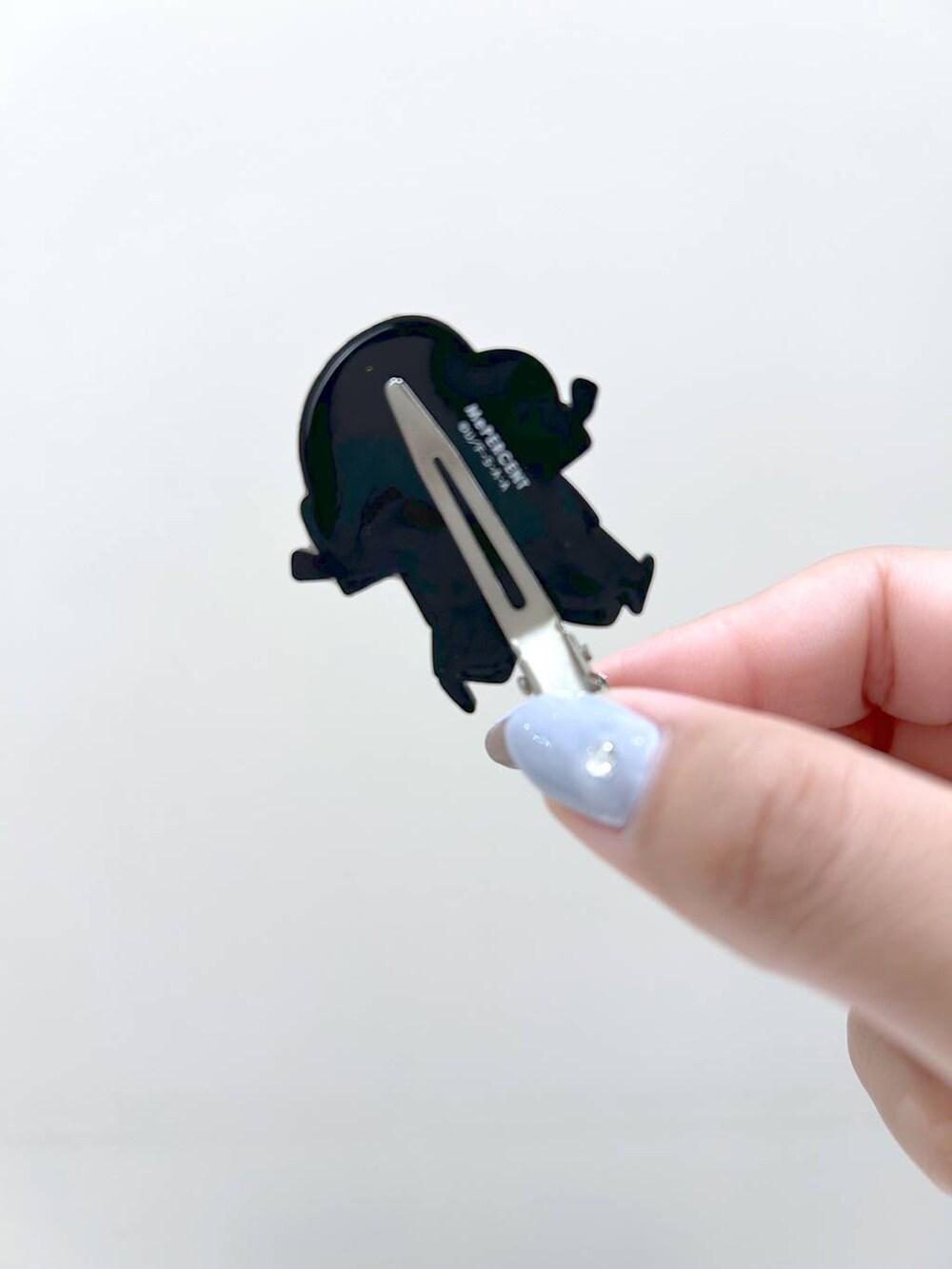 ブルー系のヘアピンを着用したレディースの夏コーディネートの7枚目の写真