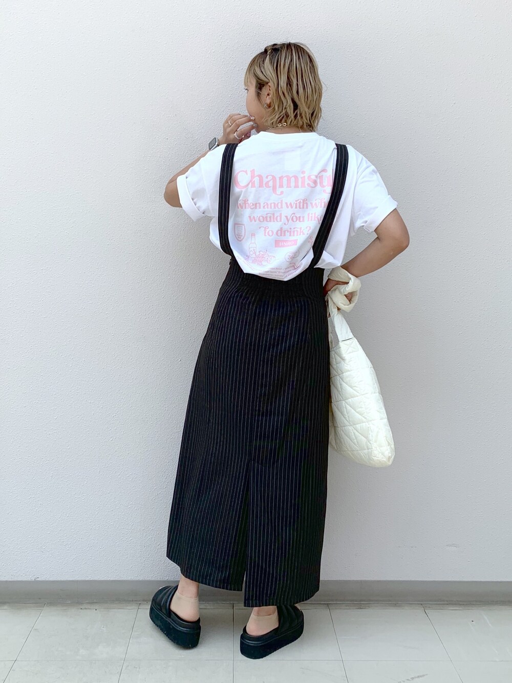 ピンク系のTシャツ/カットソー、その他のワンピースを着用したレディースの春コーディネートの3枚目の写真