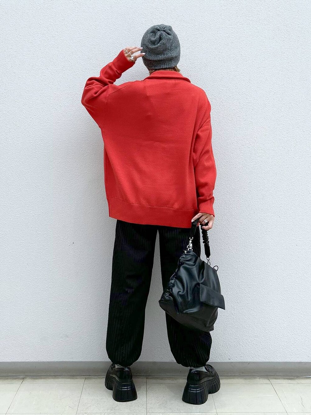 その他のその他パンツ、オレンジ系のニット/セーター、ブラック系のローファーを着用したレディースの春コーディネートの3枚目の写真