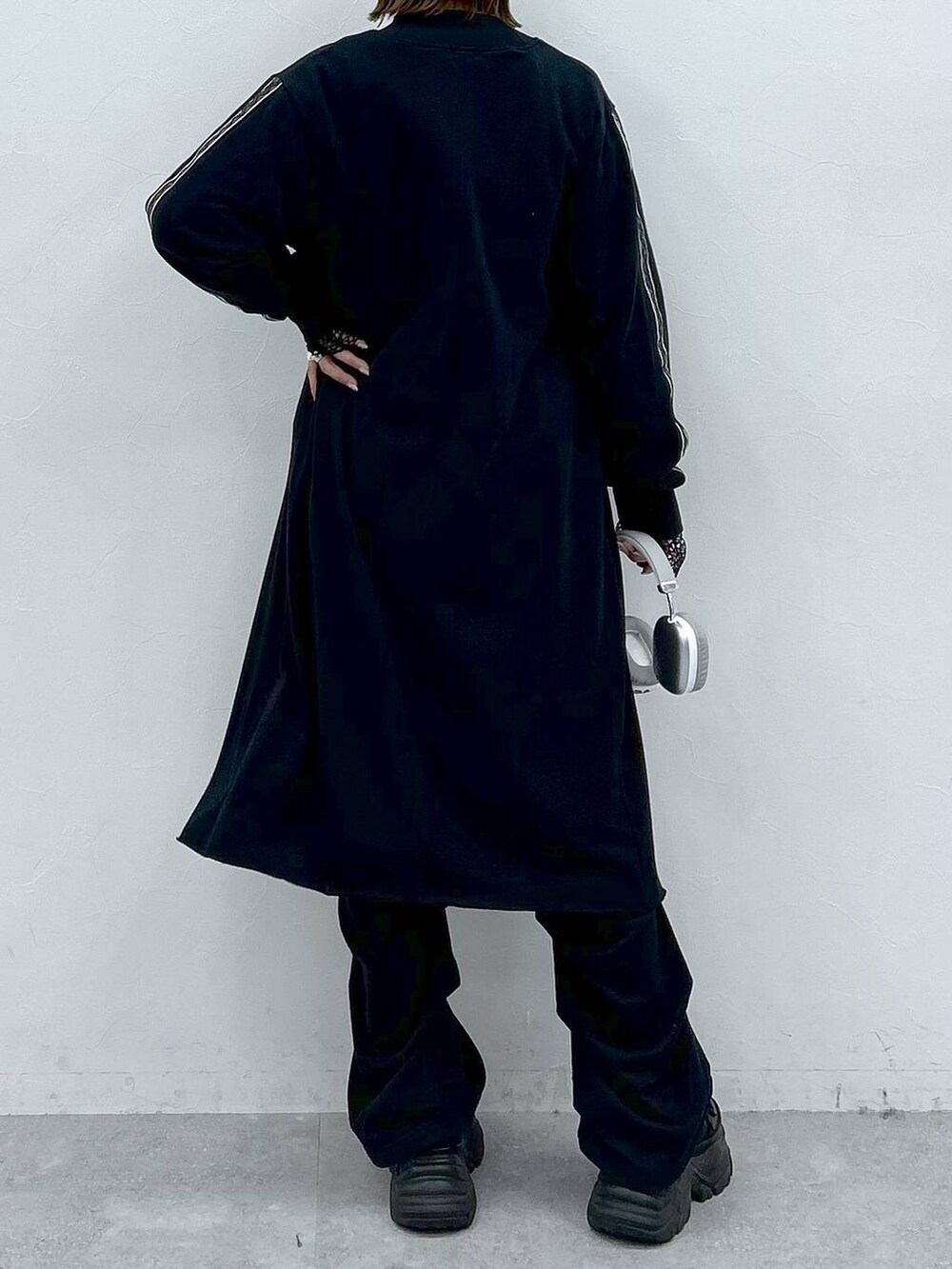 ブラック系のスニーカー、ブラック系のTシャツ/カットソー、ブラック系のTシャツ/カットソーを着用したレディースの春コーディネートの6枚目の写真