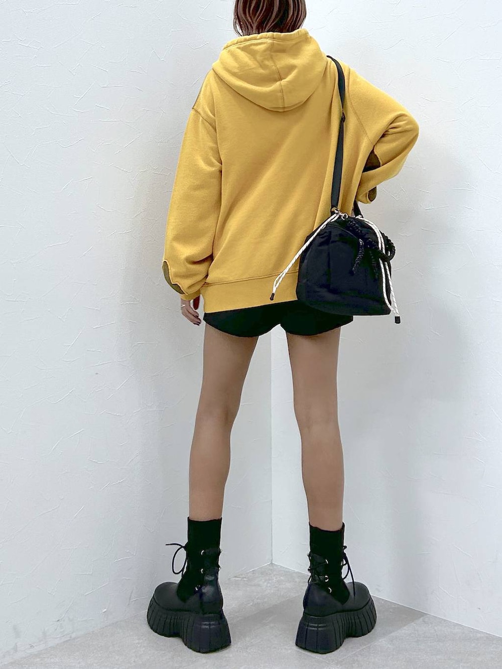 「着痩せ・細見え、高身長、女子ウケ、カジュアル、PAGEBOY、PAGEBOYLIM、骨格ウェーブ_PAGEBOY、パーカー、ゆったり、オーバーサイズ、メンズライク、ストリート、ユニセックス、ショートブーツ、ショートパンツ」｜「LOWRYS FARMのステンレスハートトップネックレス　967887（ネックレス、グレー系）」を使った、いそまるさん（レディース・168cm）の冬コーディネートの6枚目の写真