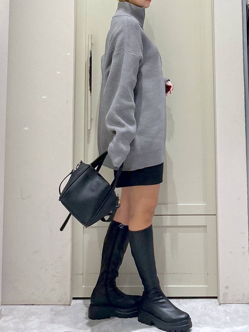 ブラウン系のその他パンツ、ブラック系のショルダーバッグ、ブラック系のブーツを着用したレディースの秋コーディネートの5枚目の写真