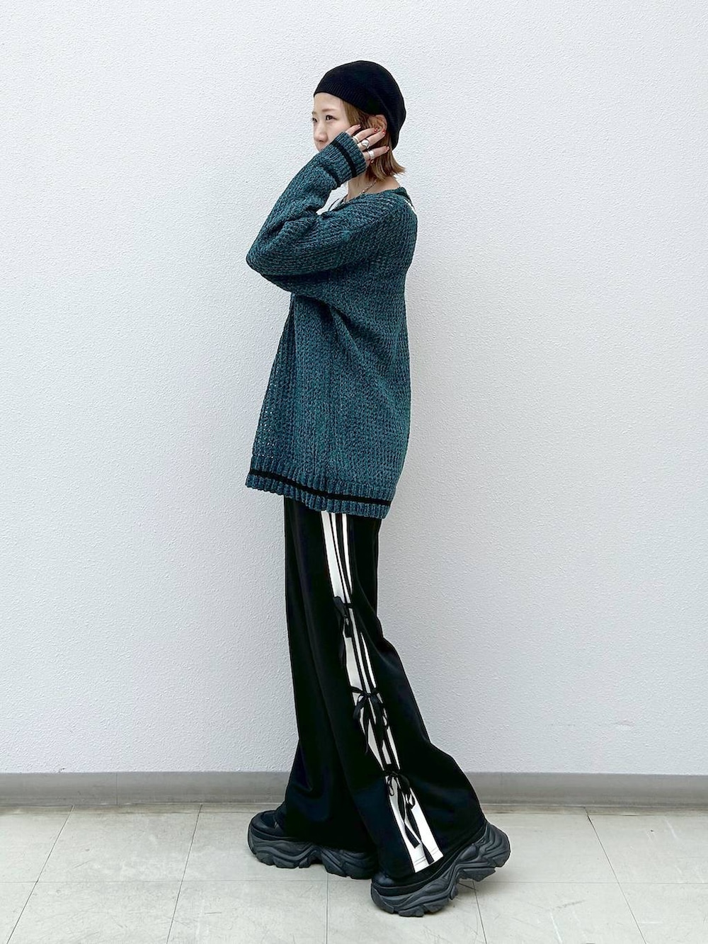 ブラック系のスニーカー、ブラック系のその他パンツ、シルバー系のショルダーバッグを着用したレディースの秋コーディネートの2枚目の写真