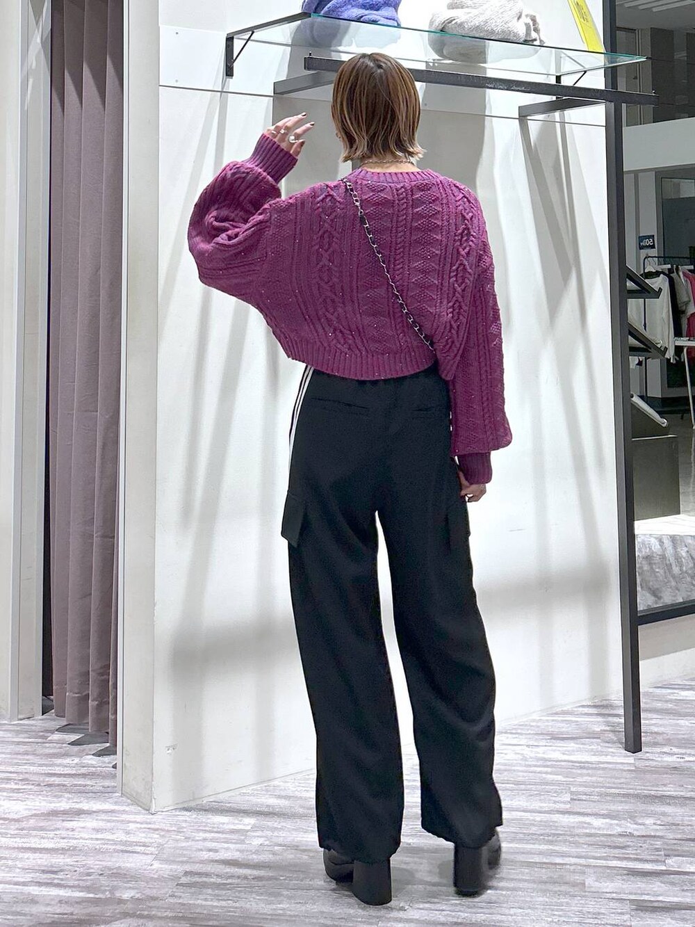 ブラック系のその他パンツ、ブラック系のTシャツ/カットソー、ブラック系のブーツを着用したレディースの冬コーディネートの3枚目の写真