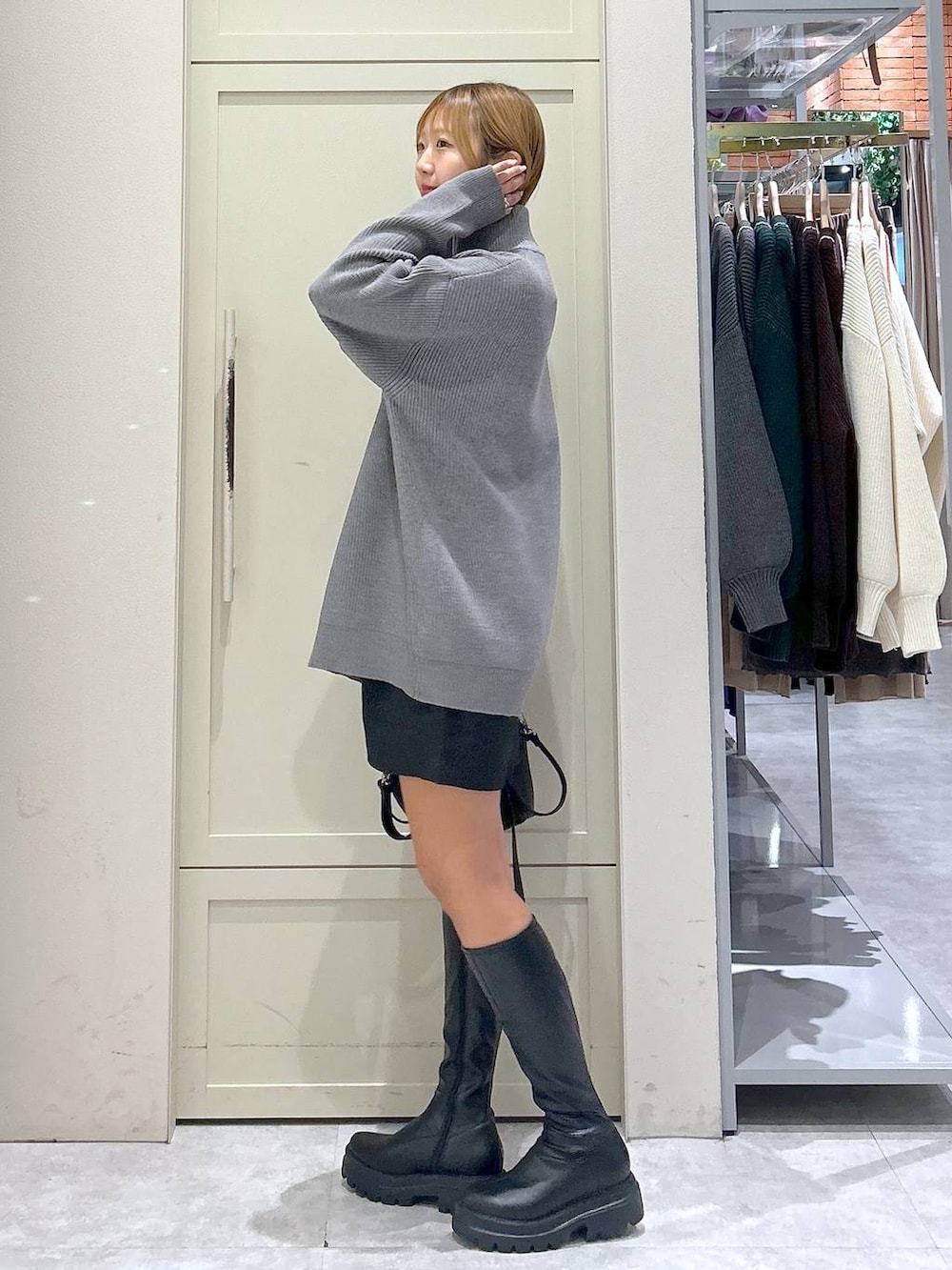 ブラウン系のその他パンツ、ブラック系のショルダーバッグ、ブラック系のブーツを着用したレディースの秋コーディネートの2枚目の写真