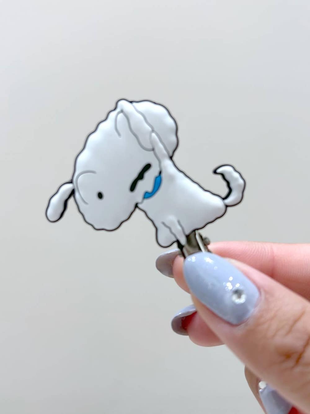 ブルー系のヘアピンを着用したレディースの夏コーディネートの3枚目の写真