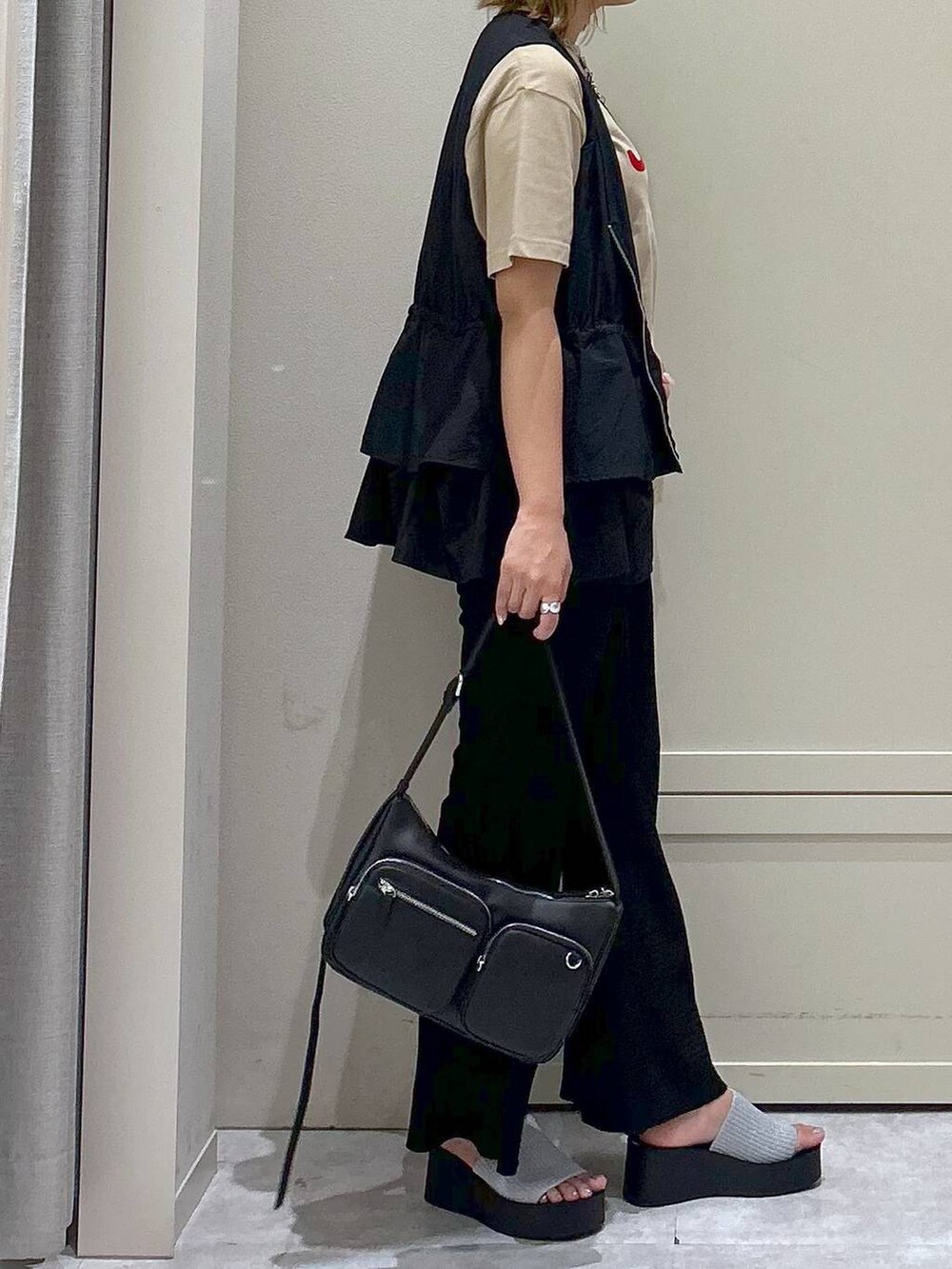 シルバー系のサンダル、その他のその他パンツ、ベージュ系のTシャツ/カットソーを着用したレディースの夏コーディネートの5枚目の写真