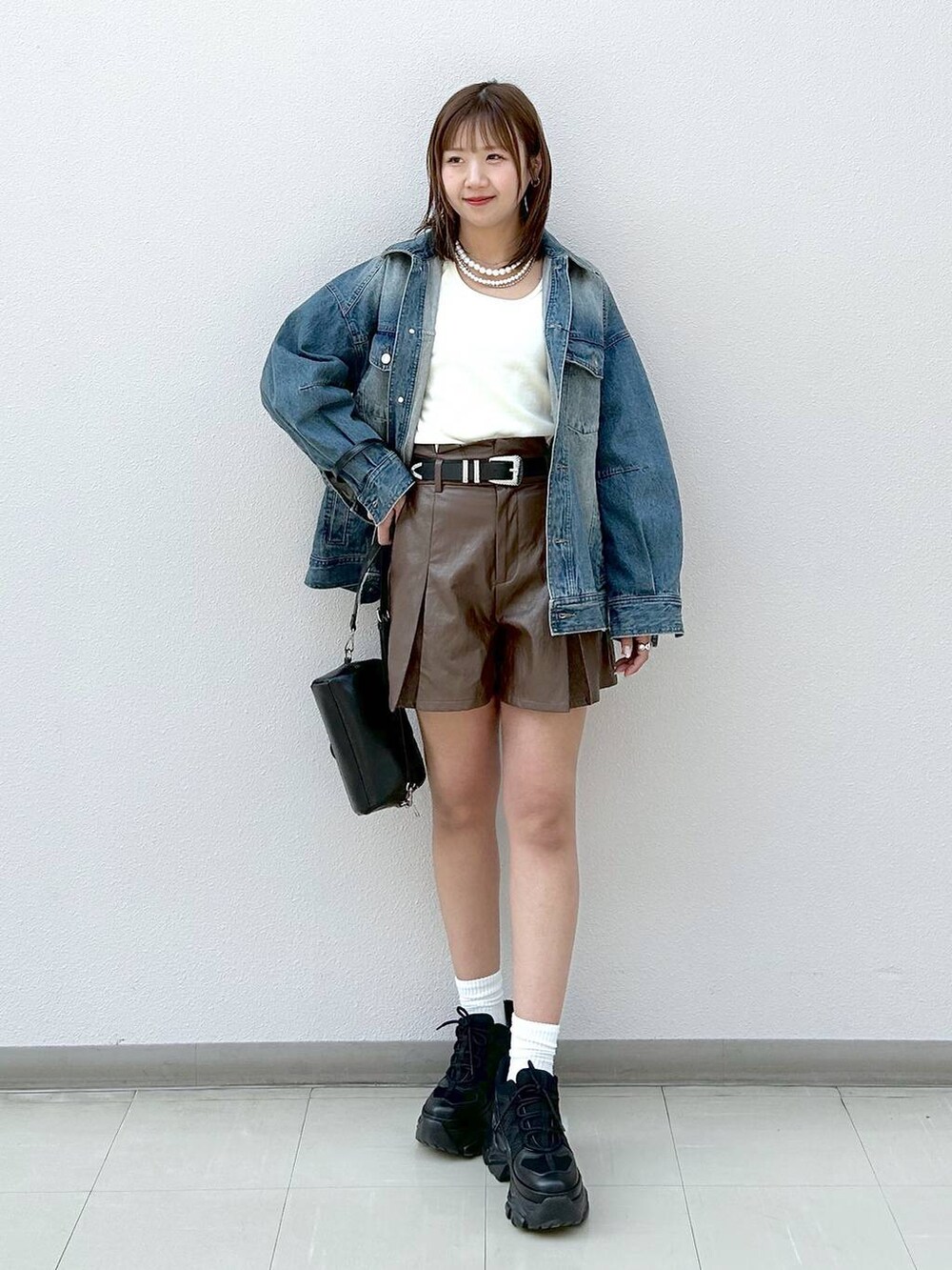 「着痩せ・細見え、高身長、女子ウケ、カジュアル、PAGEBOY、PBLIM、骨格ウェーブ_PAGEBOY、デニムジャケット、ロンT、セットアップ、ショートパンツ、レザー、スニーカー、スニーカー特集、厚底シューズ」|「PAGEBOYのプラットチャンキースニーカー(スニーカー、ブラック系)」を使った、いそまるさん(レディース・168cm)の冬コーディネートの7枚目の写真