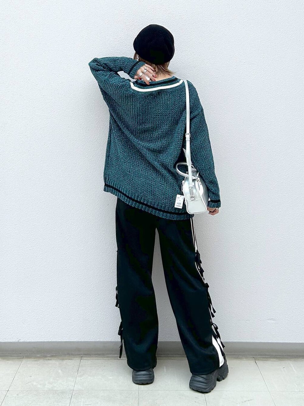 ブラック系のスニーカー、ブラック系のその他パンツ、シルバー系のショルダーバッグを着用したレディースの秋コーディネートの3枚目の写真