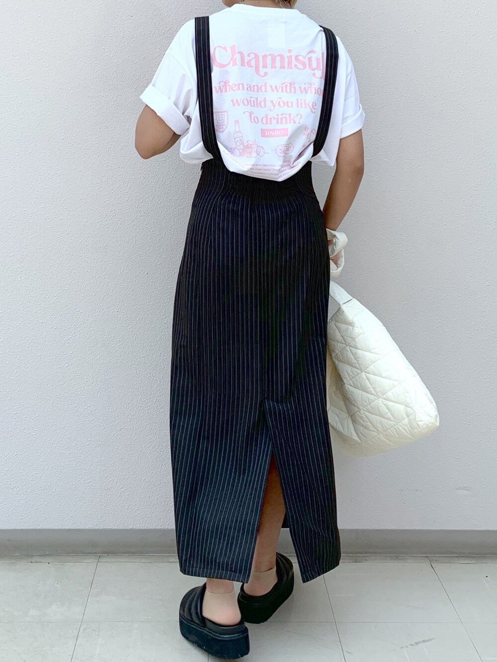 ピンク系のTシャツ/カットソー、その他のワンピースを着用したレディースの春コーディネートの5枚目の写真