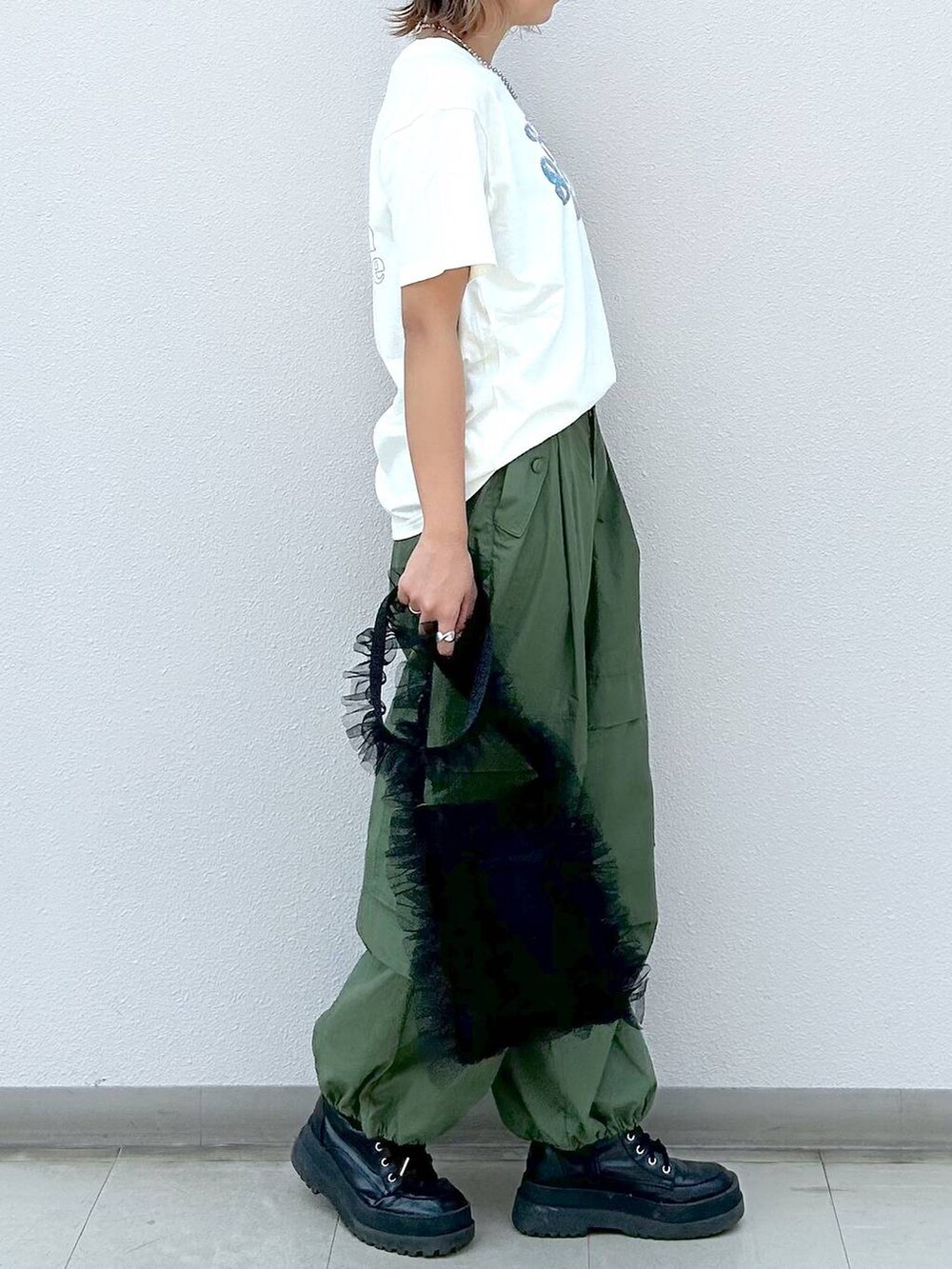 「着痩せ・細見え、高身長、女子ウケ、カジュアル、PAGEBOY、PBLIM、骨格ウェーブ_PAGEBOY、Tシャツ、パンツ、ストリート、メンズライク、ネックレス、旅行、夏コーデ、ママコーデ」｜「PAGEBOYのパラシュートパンツ（その他パンツ、グリーン系）」を使った、いそまるさん（レディース・168cm）の夏コーディネートの4枚目の写真