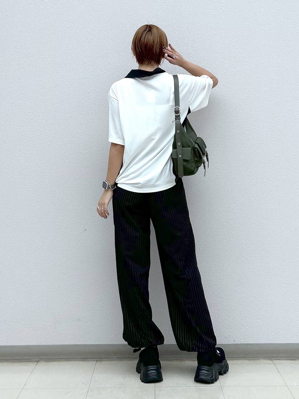 その他のその他パンツ、グリーン系のショルダーバッグ、ブラック系のスニーカーを着用したレディースの春コーディネートの3枚目の写真