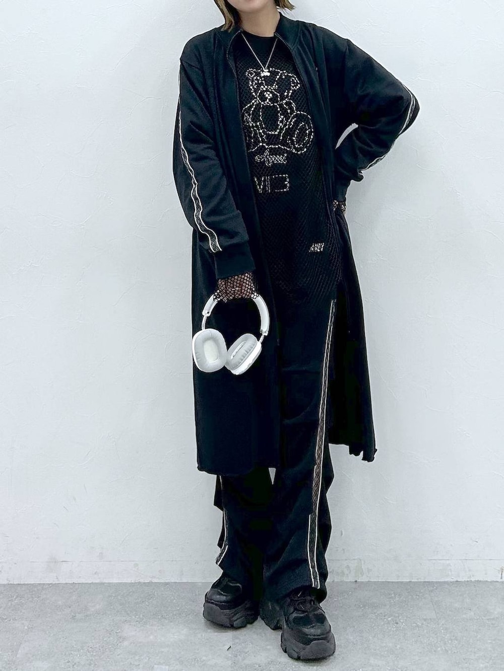 ブラック系のスニーカー、ブラック系のTシャツ/カットソー、ブラック系のTシャツ/カットソーを着用したレディースの春コーディネートの4枚目の写真